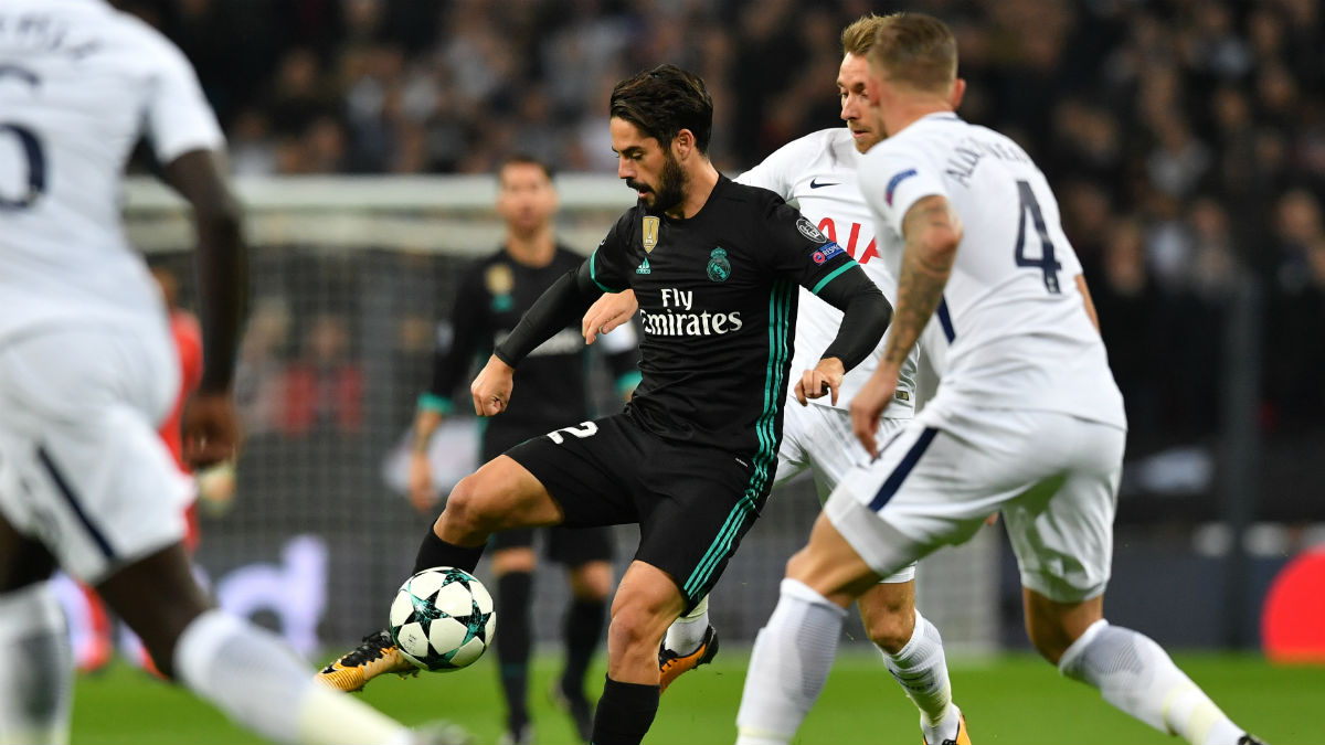 Isco controla un balón ante el Tottenham. (AFP)