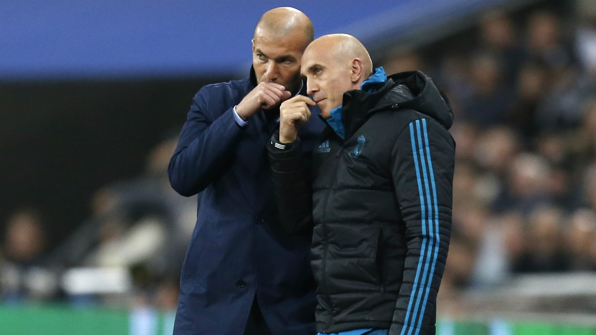 Zidane habla con su segundo entrenador. (AFP)