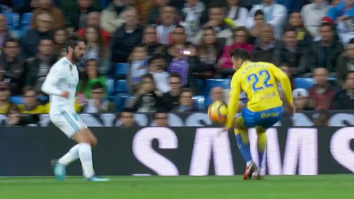 Isco reclamó penalti por mano de Ximo Navarro en un Real Madrid-Las Palmas. El brazo está despegado del cuerpo y el balón impacta claramente.