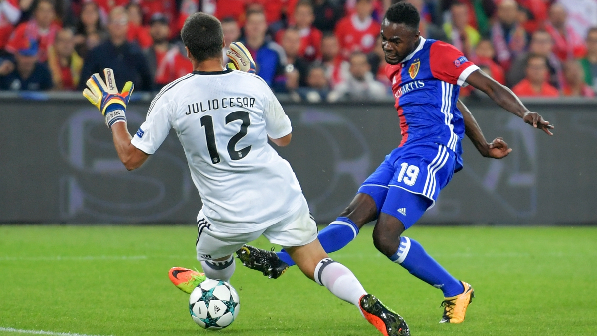 Dimitri Oberlin supera a Julio César durante el Basilea-Benfica. (AFP)