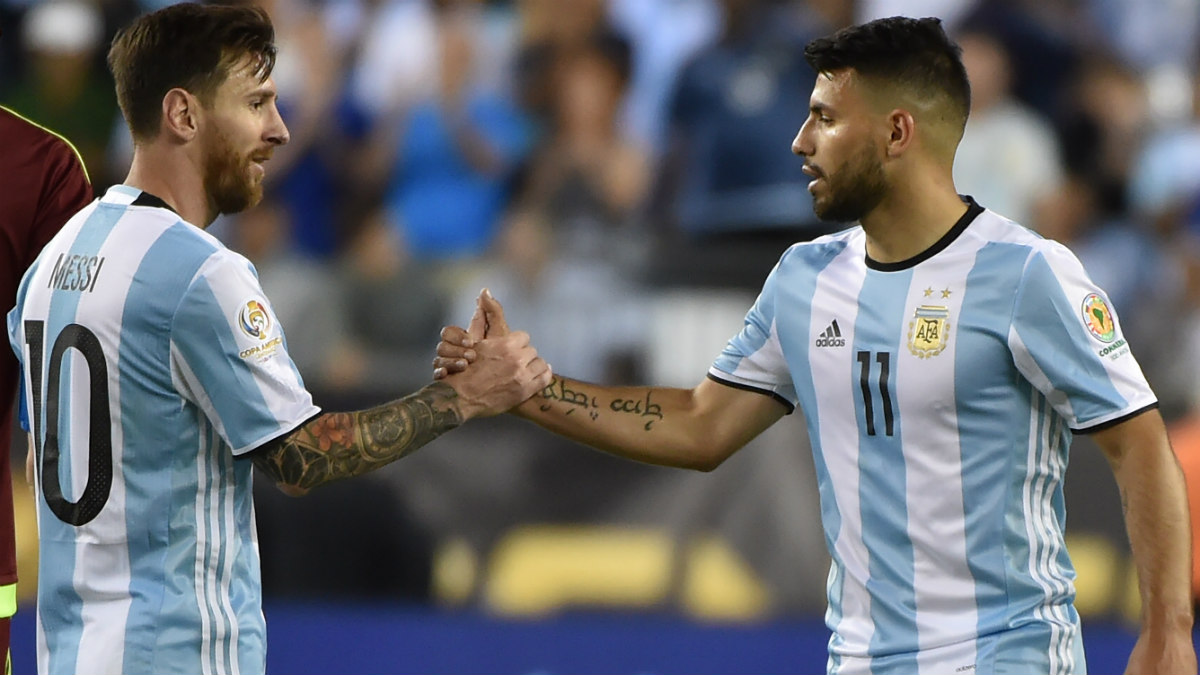 Messi saluda al Kun Agüero en el partido ante Venezuela. (AFP)