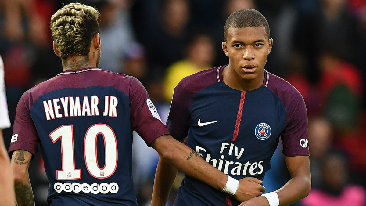 Neymar saluda a Mbappé en un partido con el PSG. (AFP)