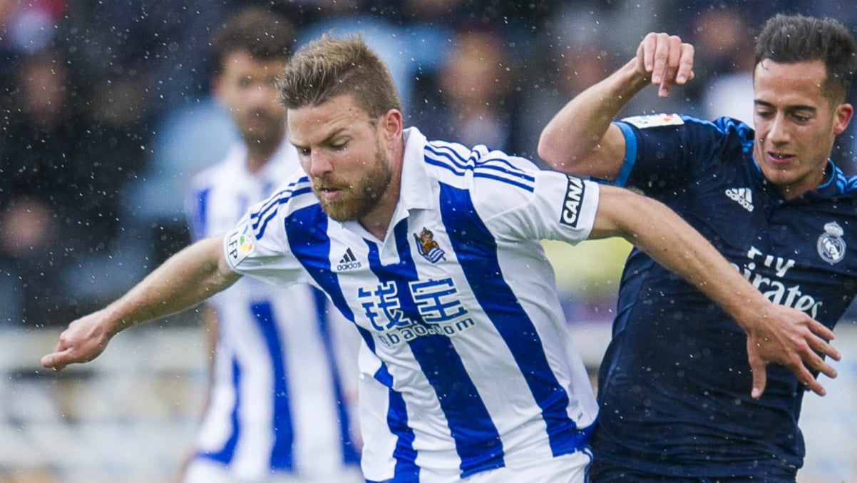 Asier Illarramendi presionado por Lucas Vázquez en un Real Sociedad-Real Madrid. (Getty Images)