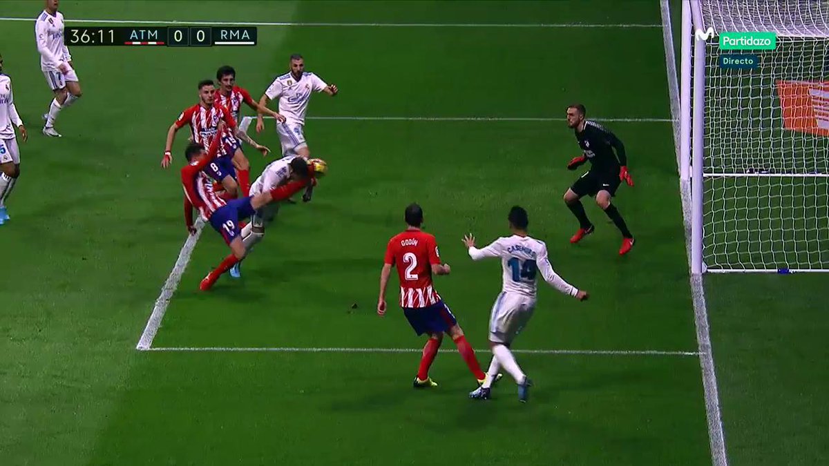 MINUTO 35: Lucas Hernández golpea con la bota la cara de Sergio Ramos. Penalti que Borbalán no pita.