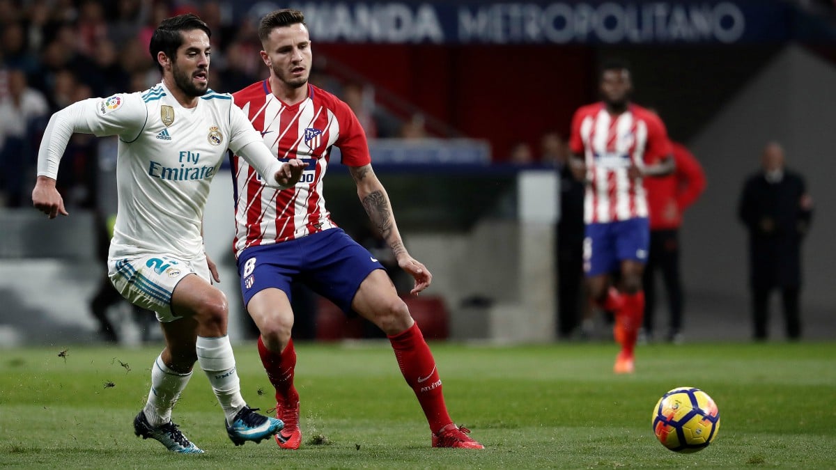 Isco y Saúl pelean por un balón en el derbi. (Getty)