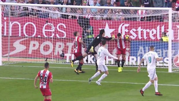 Los árbitros miran para otro lado: los penaltis clamorosos que no le han pitado al Madrid en Liga