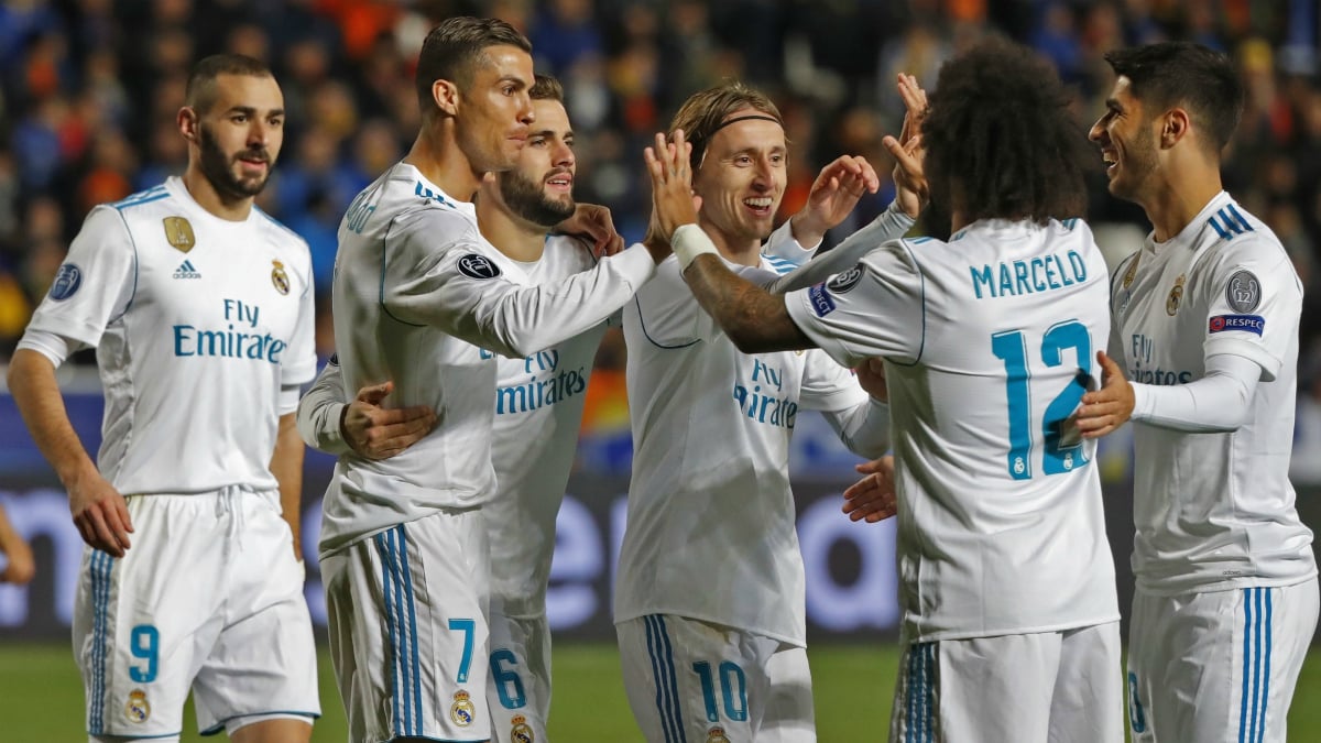 Los jugadores del Real Madrid celebran uno de los goles ante el APOEL en Nicosia. (AFP)