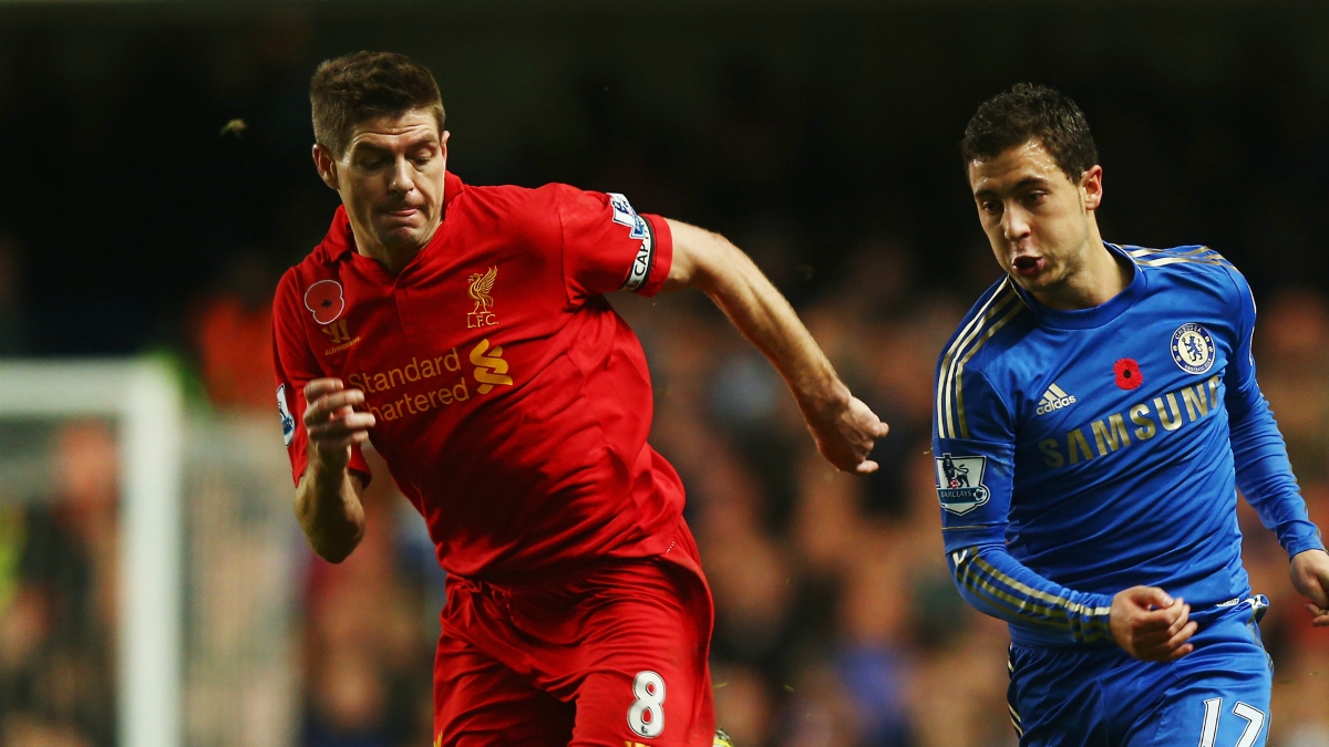 Gerrard presiona a Hazard durante un Liverpool-Chelsea. (Getty Images)
