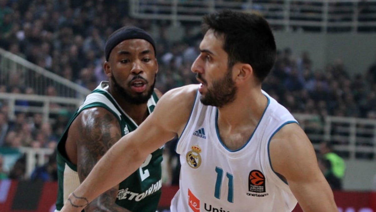 Facundo Campazzo, defendido por un jugador de Panathinaikos. (Getty Images)