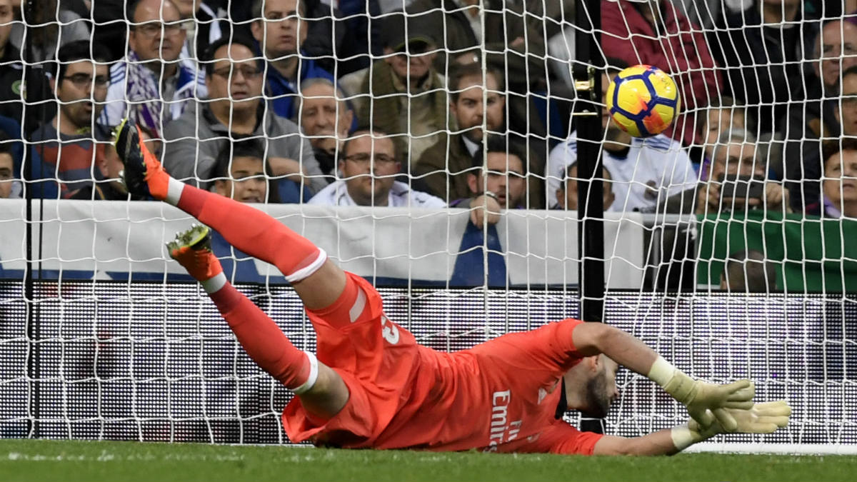 Casilla erró de forma garrafal en el segundo gol del Málaga. (AFP)