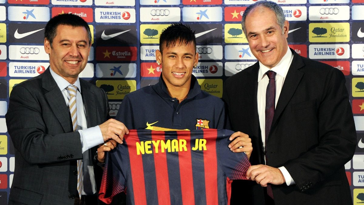 Neymar, junto a Bartomeu y Zubizarreta el día de su presentación con el Barcelona. (Foto: Getty)