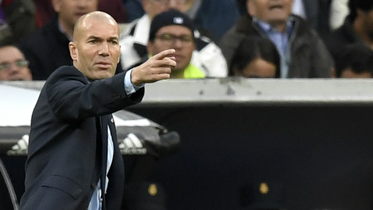 Zidane da instrucciones a sus jugadores. (AFP)