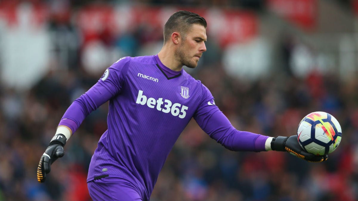 Jack Butland, portero del Stoke City, candidato a ocupar la meta del Chelsea si sale Courtois (Getty).