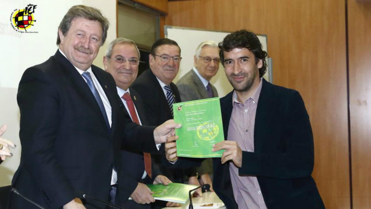 Raúl González posa con su título de director deportivo.