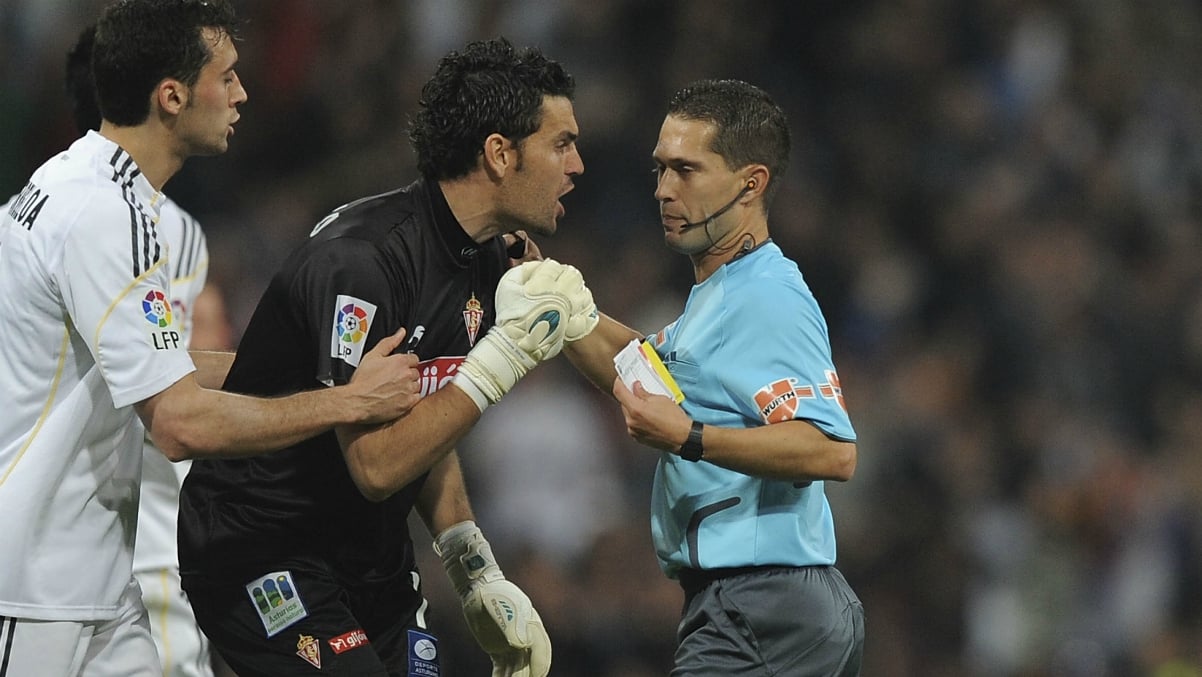 Paradas Romero durante un partido que arbitró al Real Madrid. (Getty Images)