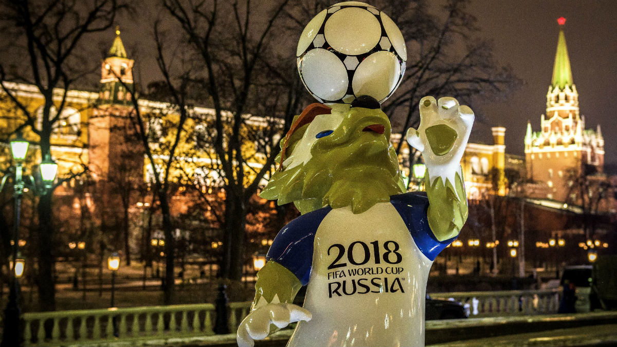 La mascota del Mundial de Rusia en las calles de Moscú. (AFP)