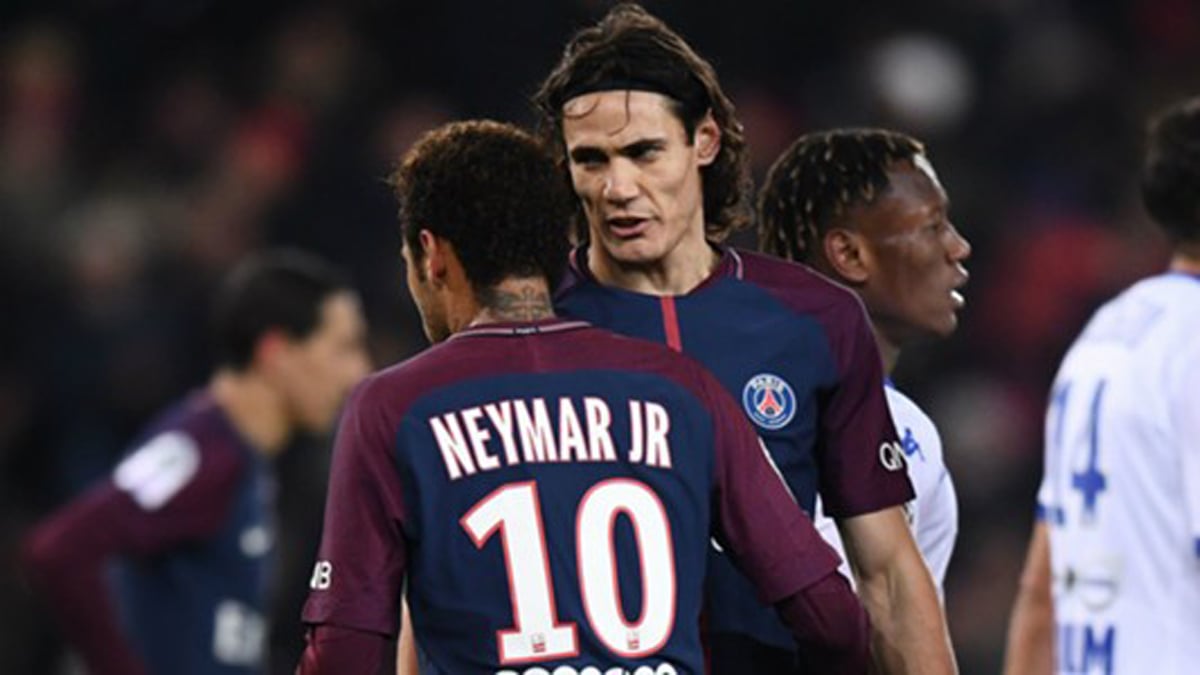 Neymar y Cavani, antes de que el uruguayo lanzara el penalti ante el Troyes (AFP).