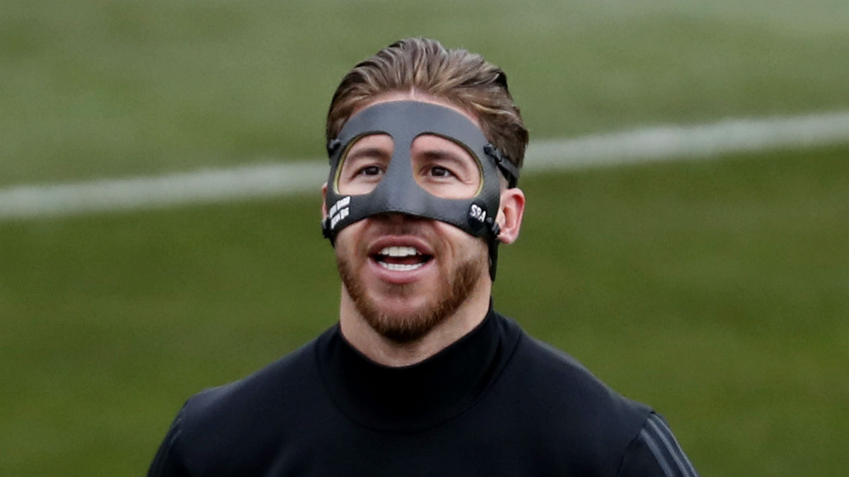 Sergio Ramos, en un entrenamiento con la máscara. (EFE)