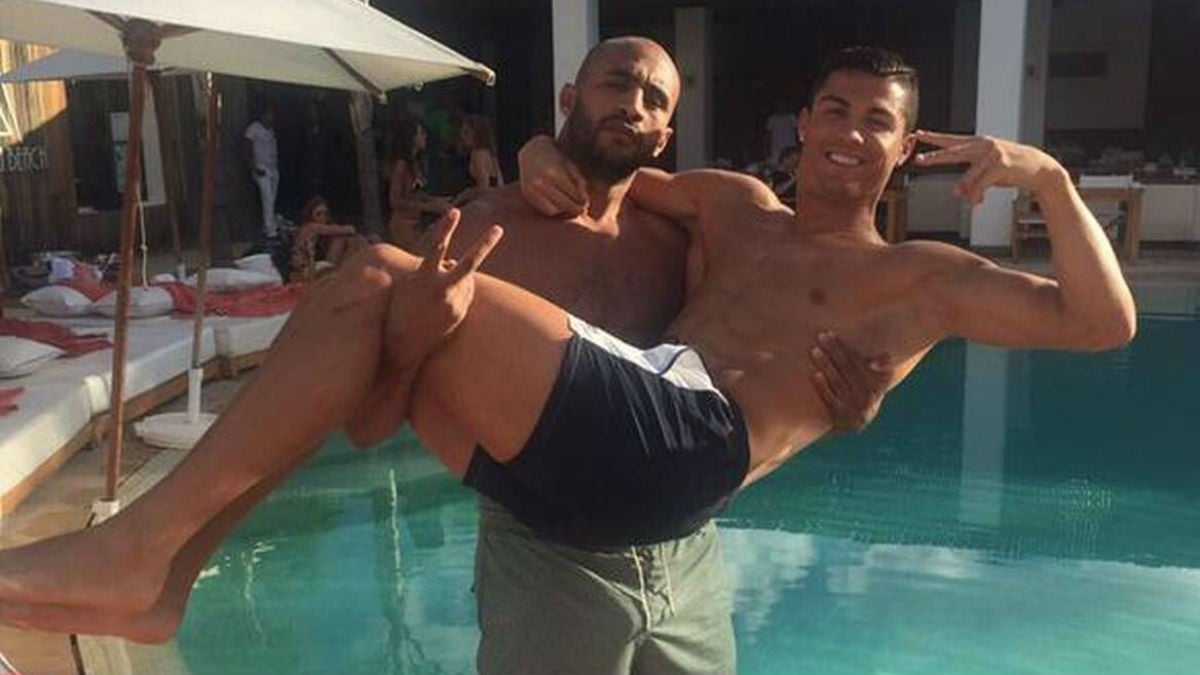 Cristiano y su amigo marroquí en la piscina.