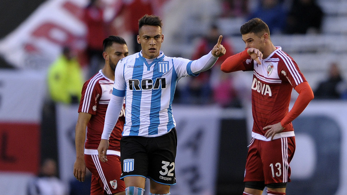 Lautaro Martínez en un partido con Racing ante River. (AFP)