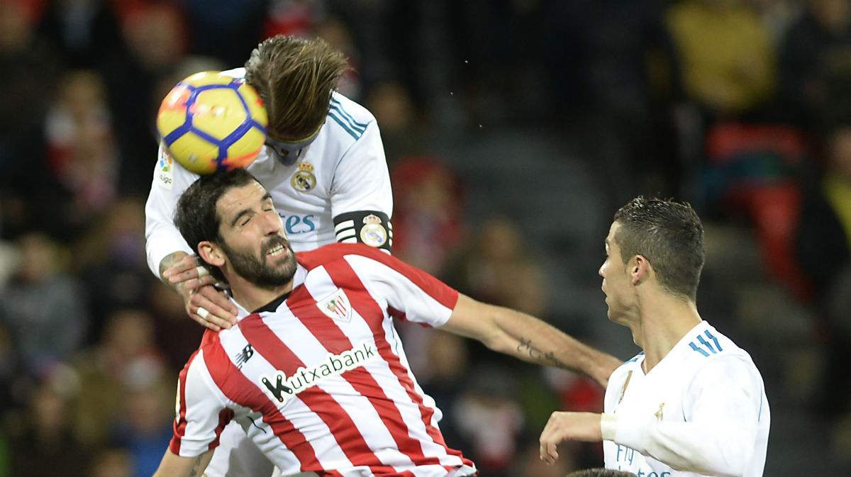 Raúl García pelea un balón con Sergio Ramos. (AFP)