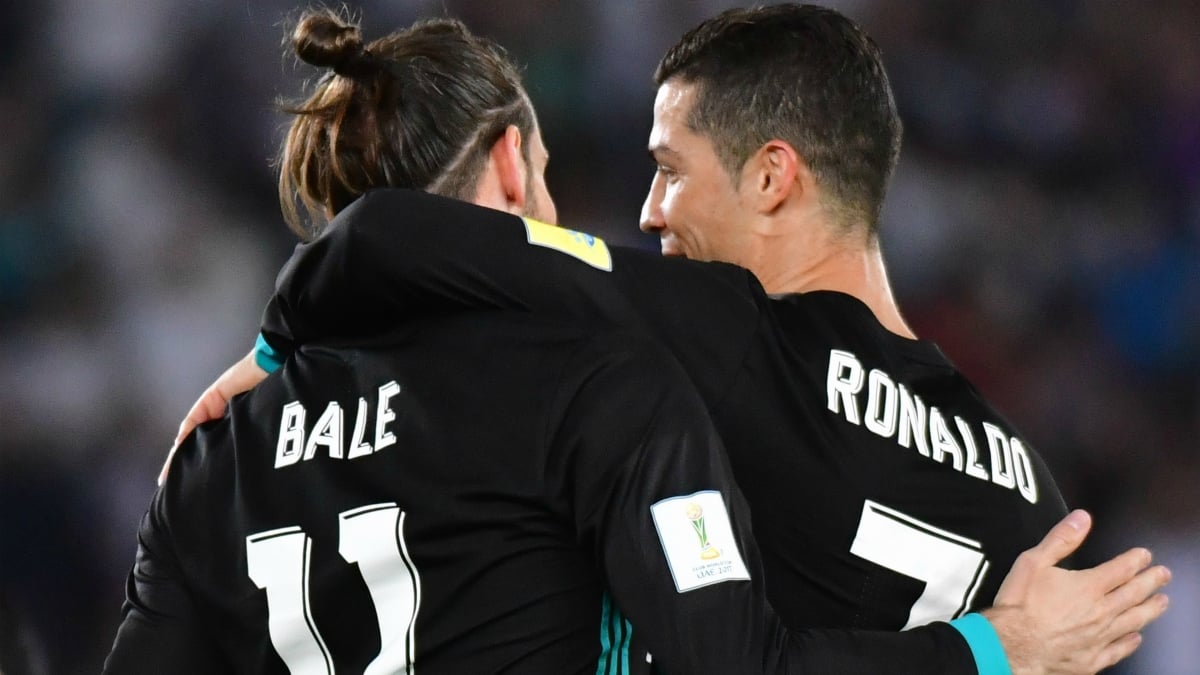 Cristiano felicita a Bale tras su gol al Al Jazira. (AFP)