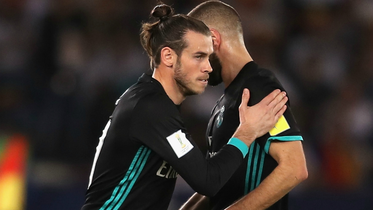 Bale da una palmada a Benzema justo en el cambio ante el Al Jazira. (Getty Images)