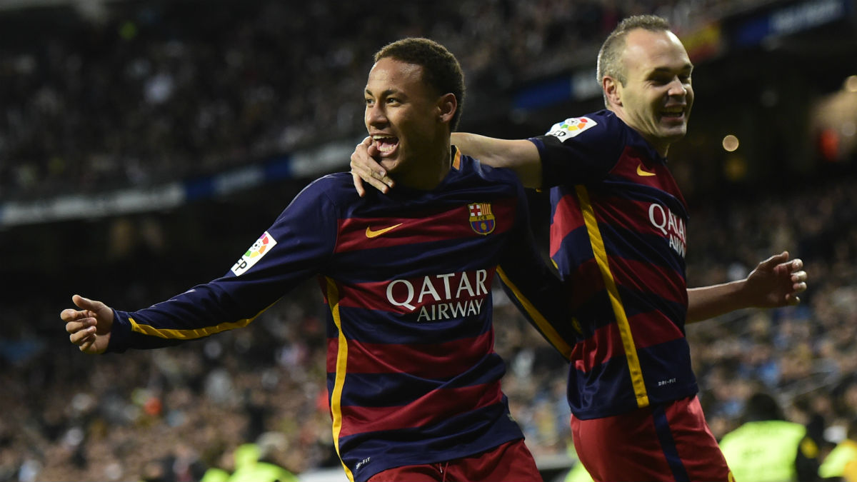 Neymar celebra un gol en el Bernabéu junto a Iniesta. (AFP)