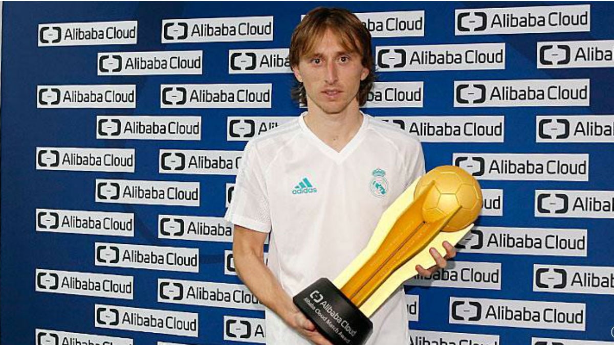 Luka Modric con el trofeo que le acredita como mejor jugador del partido. (Realmadrid.com)