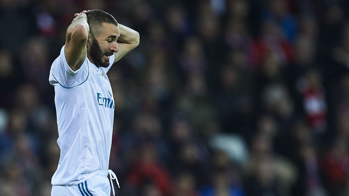 Benzema lamentándose en el duelo ante el Al Jazira (Getty)