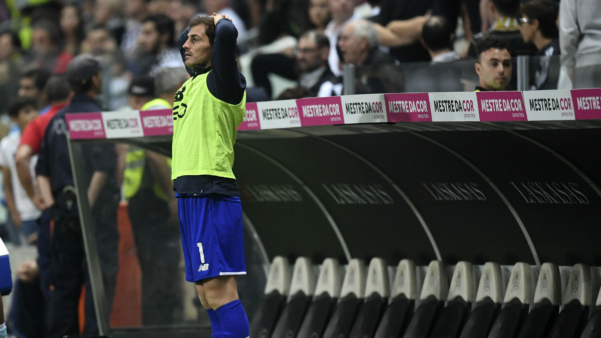 Casillas, en el banquillo, durante un partido del Oporto (AFP).