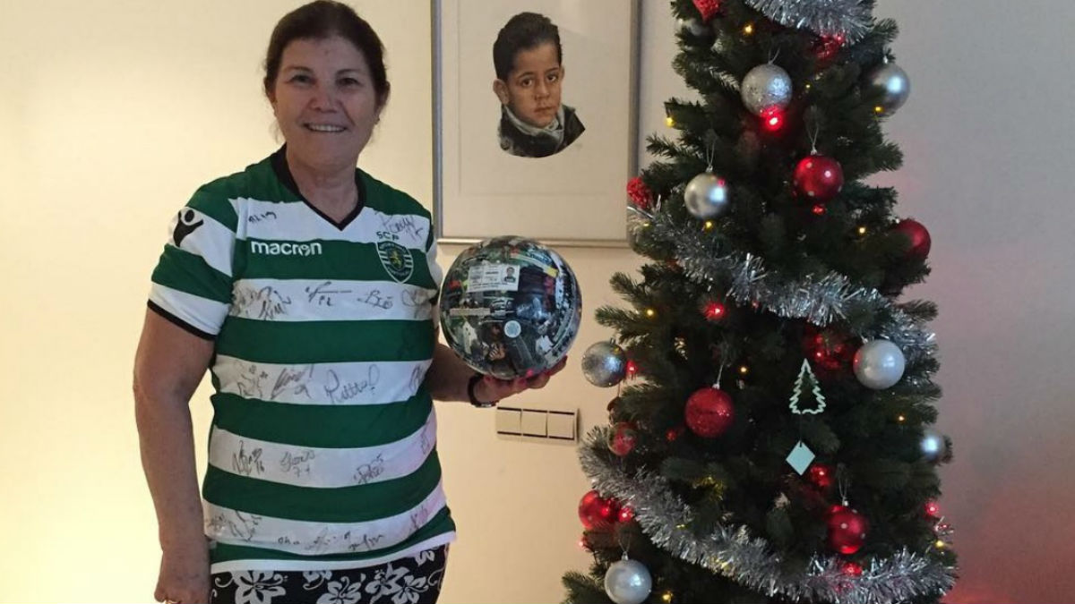 La madre de Cristiano posa con la camiseta del Sporting, «El equipo de su corazón»