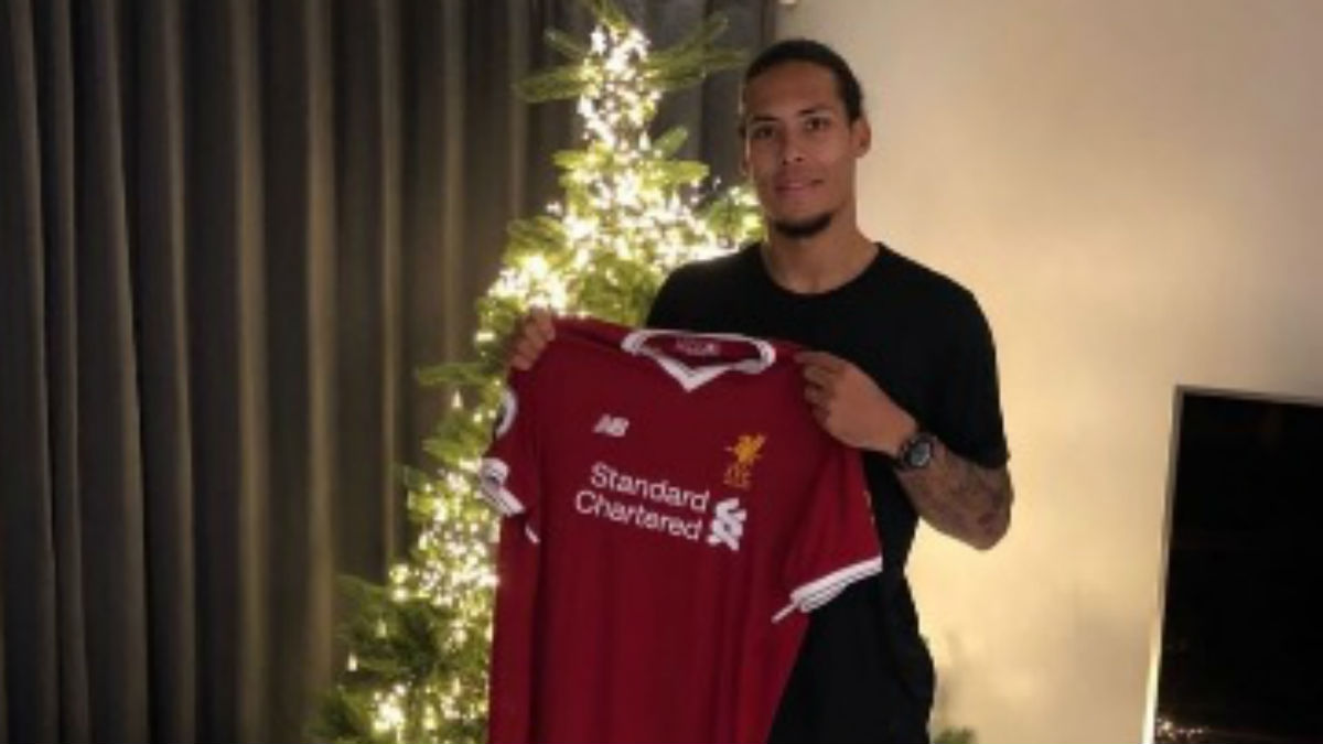 Van Dijk posa con la camiseta de su nuevo club, el Liverpool (Twitter).