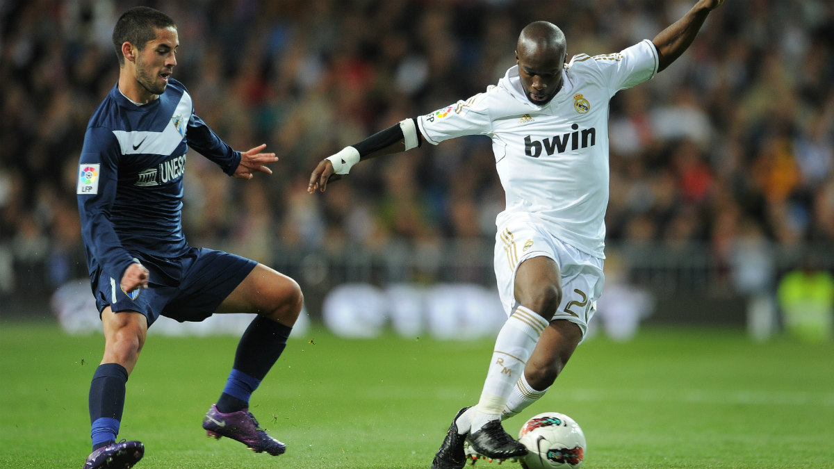 Lassana Diarra, en un partido con el Real Madrid siendo presionado por Isco.