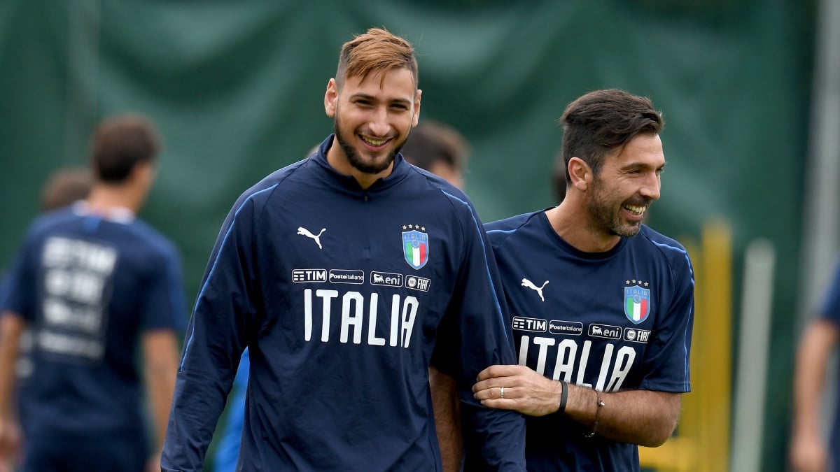 Buffon y Donnarumma, durante un entrenamiento con la selección italiana (Getty)