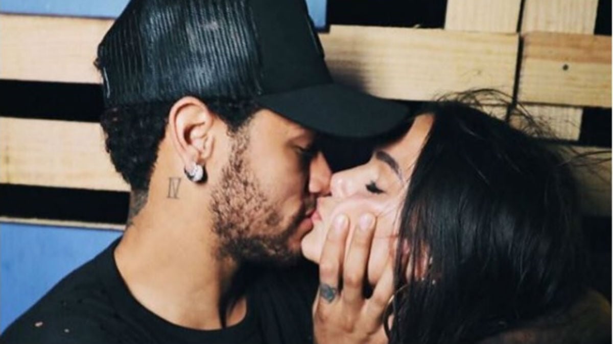 Imagen publicada en Instagram por Neymar, en la que aparece besándose con Bruna Marquezine.
