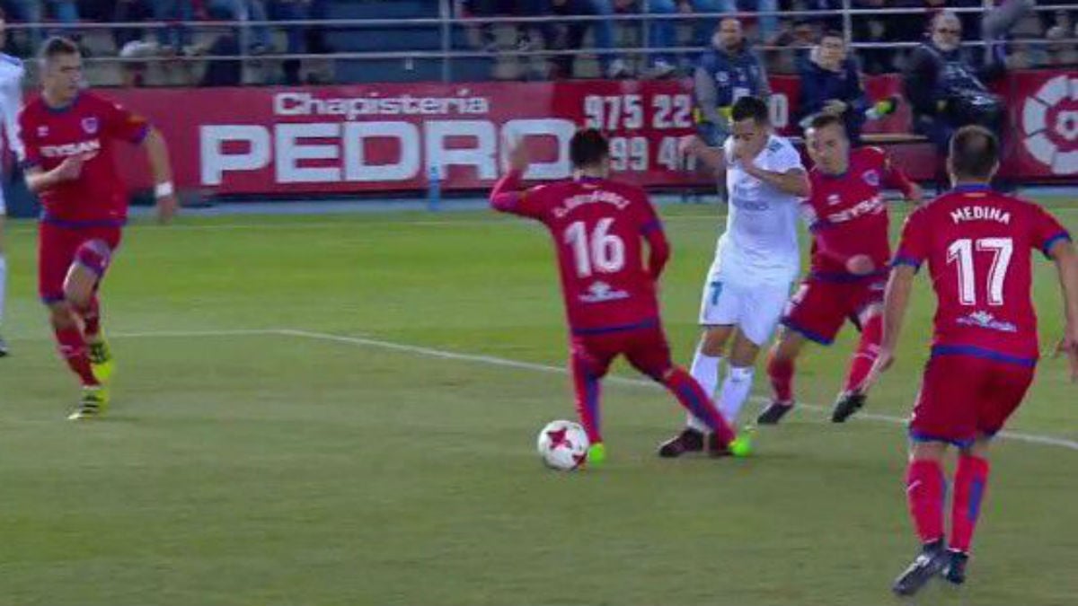 Penalti sobre Lucas Vázquez durante el Numancia vs Real Madrid