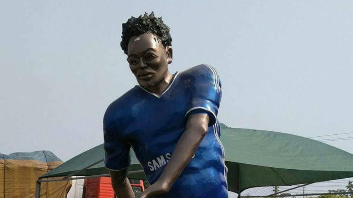 Inauguran una estatua en honor a Essien que no se parece en nada al futbolista