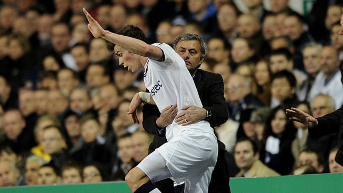 Mourinho agarra a Bale durante un Tottenham-Real Madrid. (Getty Images)