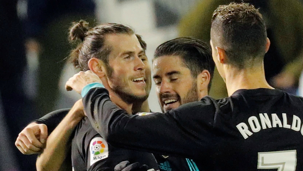 Isco y Cristiano felicitan a Bale después de uno de sus goles en Balaídos. (EFE)