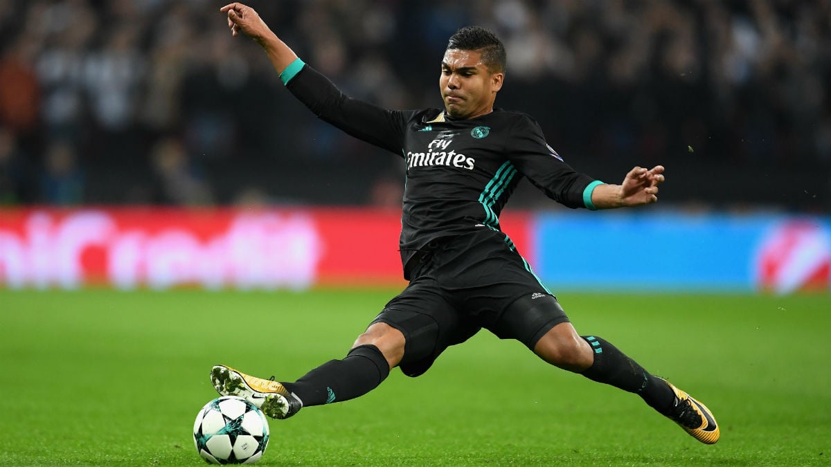 Casemiro disputa un balón. (Getty)