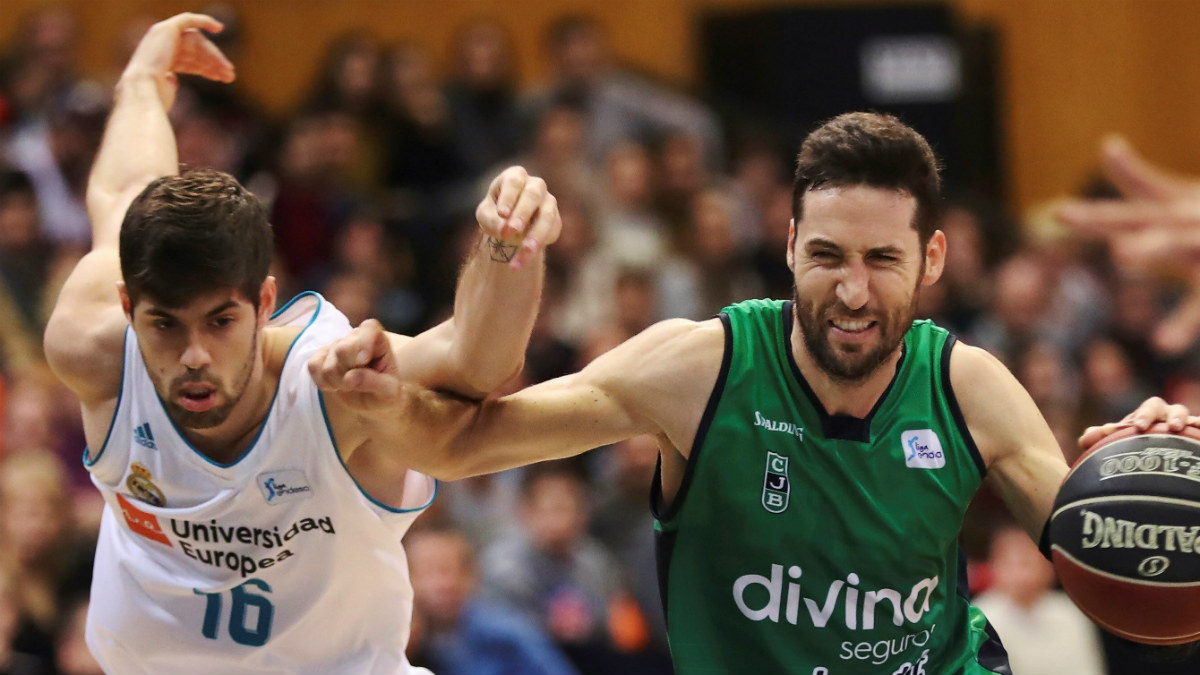 Santi Yusta pugna con Sergi Vidal un balón en el duelo del Olímpico. (EFE)