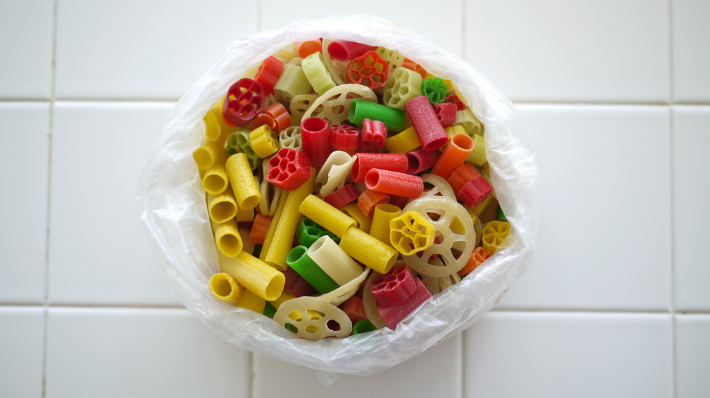 Ensalada de pasta de colores para niños