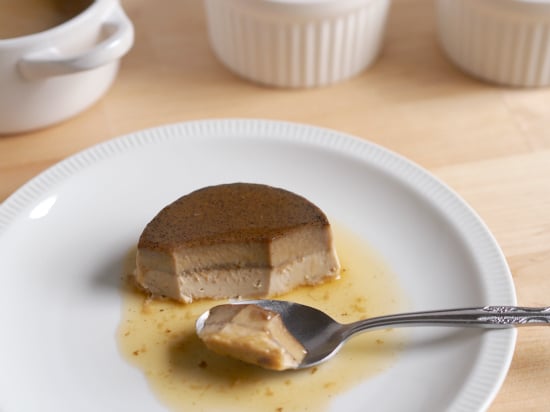 Flan de café con salsa de chocolate blanco