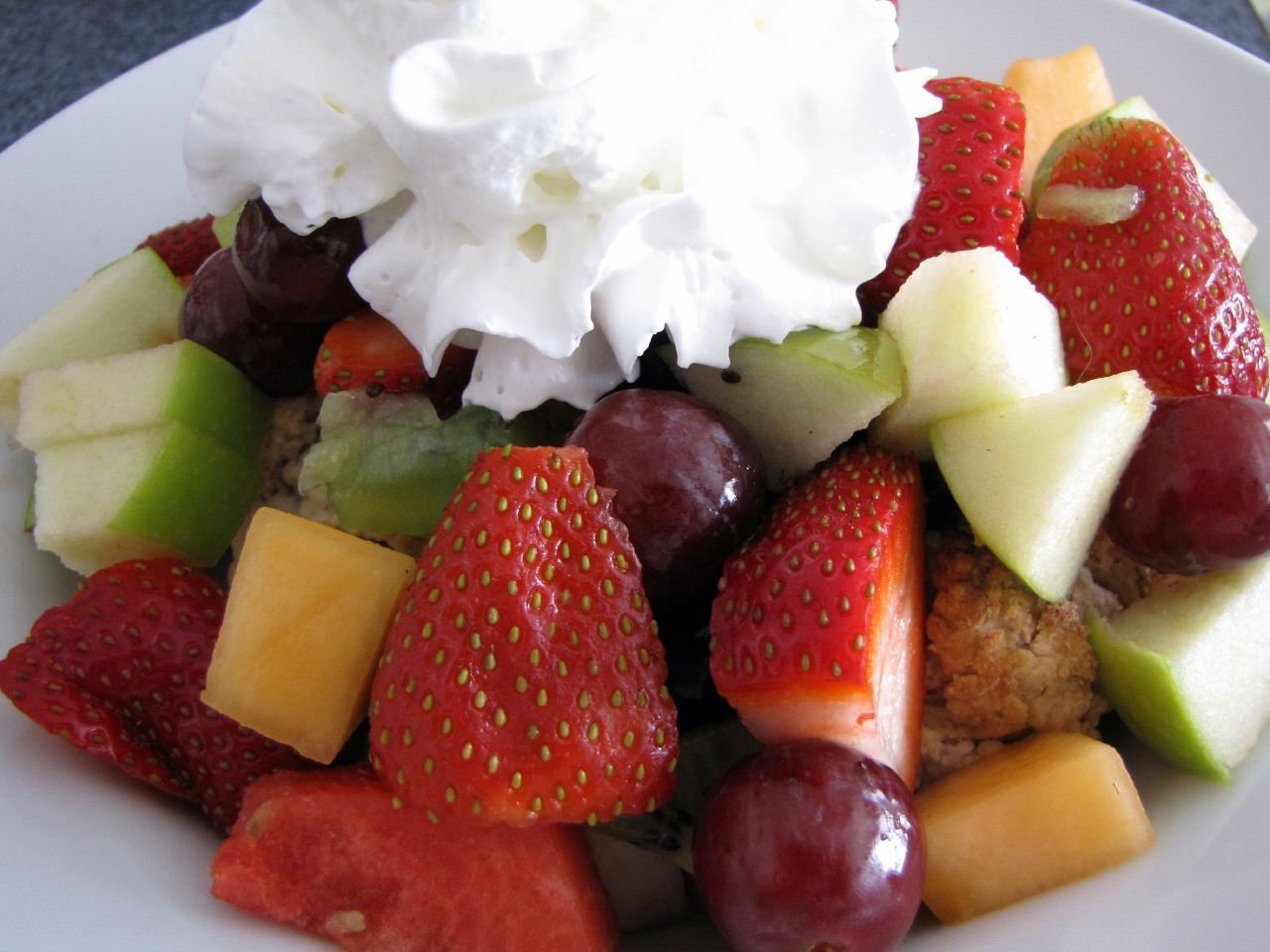 Macedonia de verano con melón y melocotón