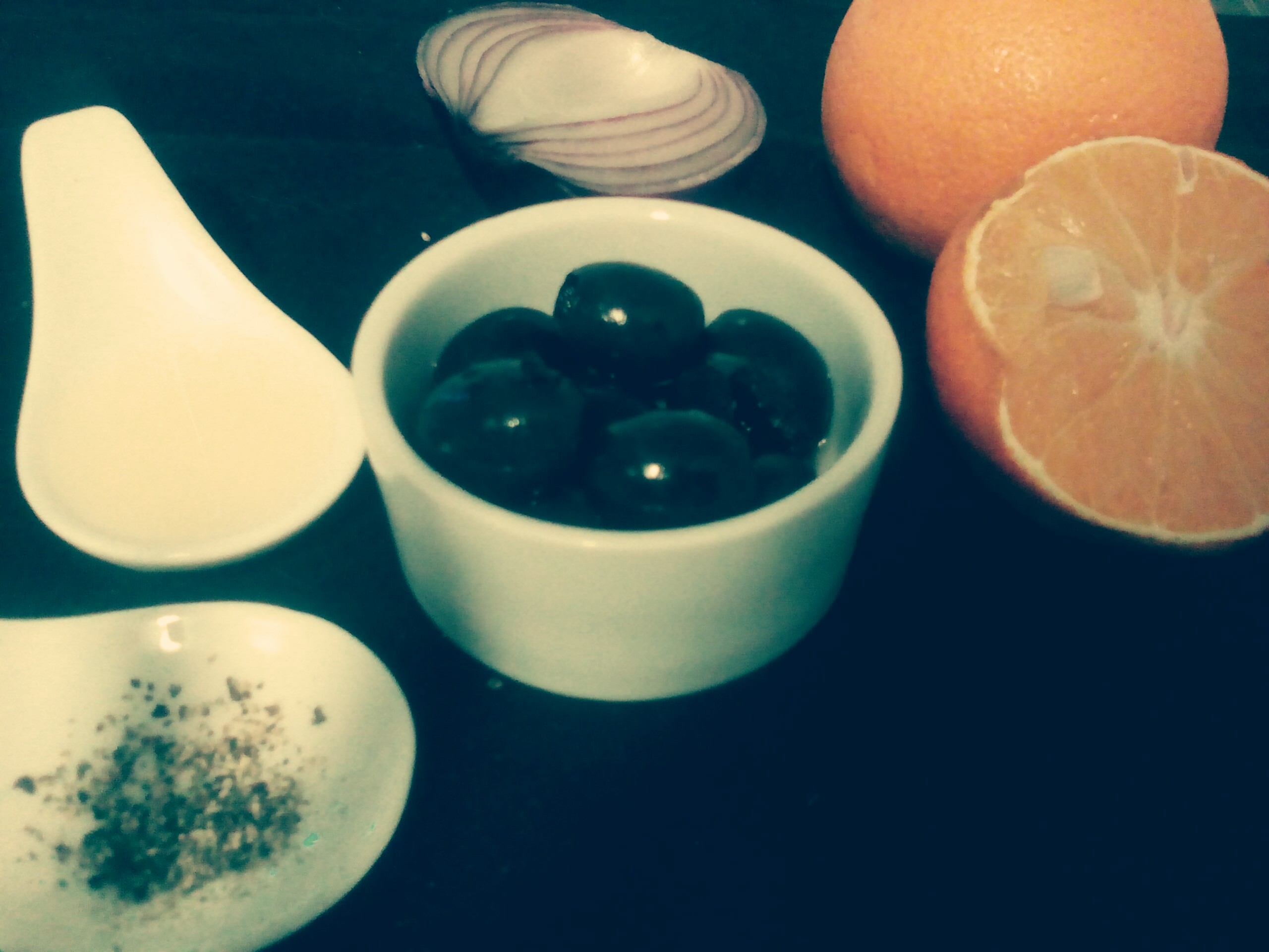 Aceitunas aliñadas con ajo, naranja y romero
