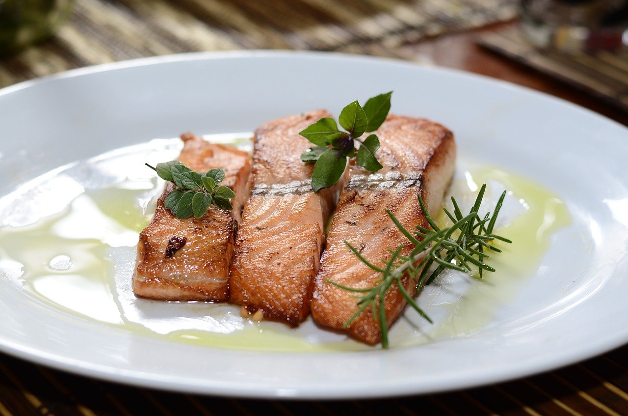 Salmón a la plancha con salsa de yogurt