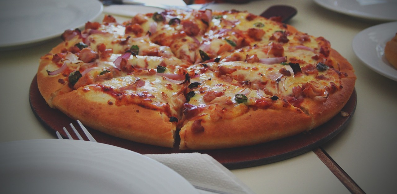 Pizza de pollo a la brasa, chorizo y guindilla verde