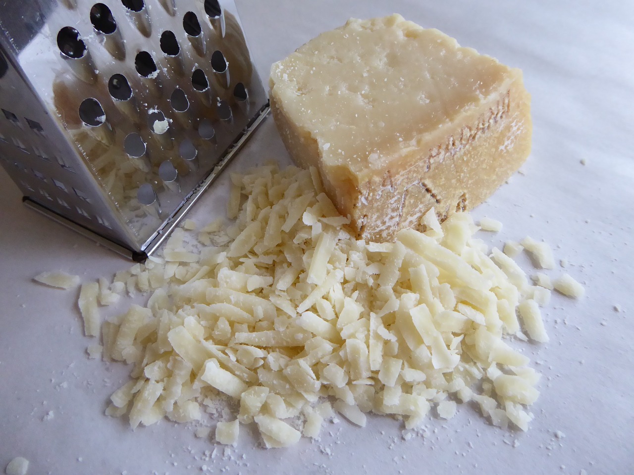 Quiche lorraine sin gluten, el queso rallado