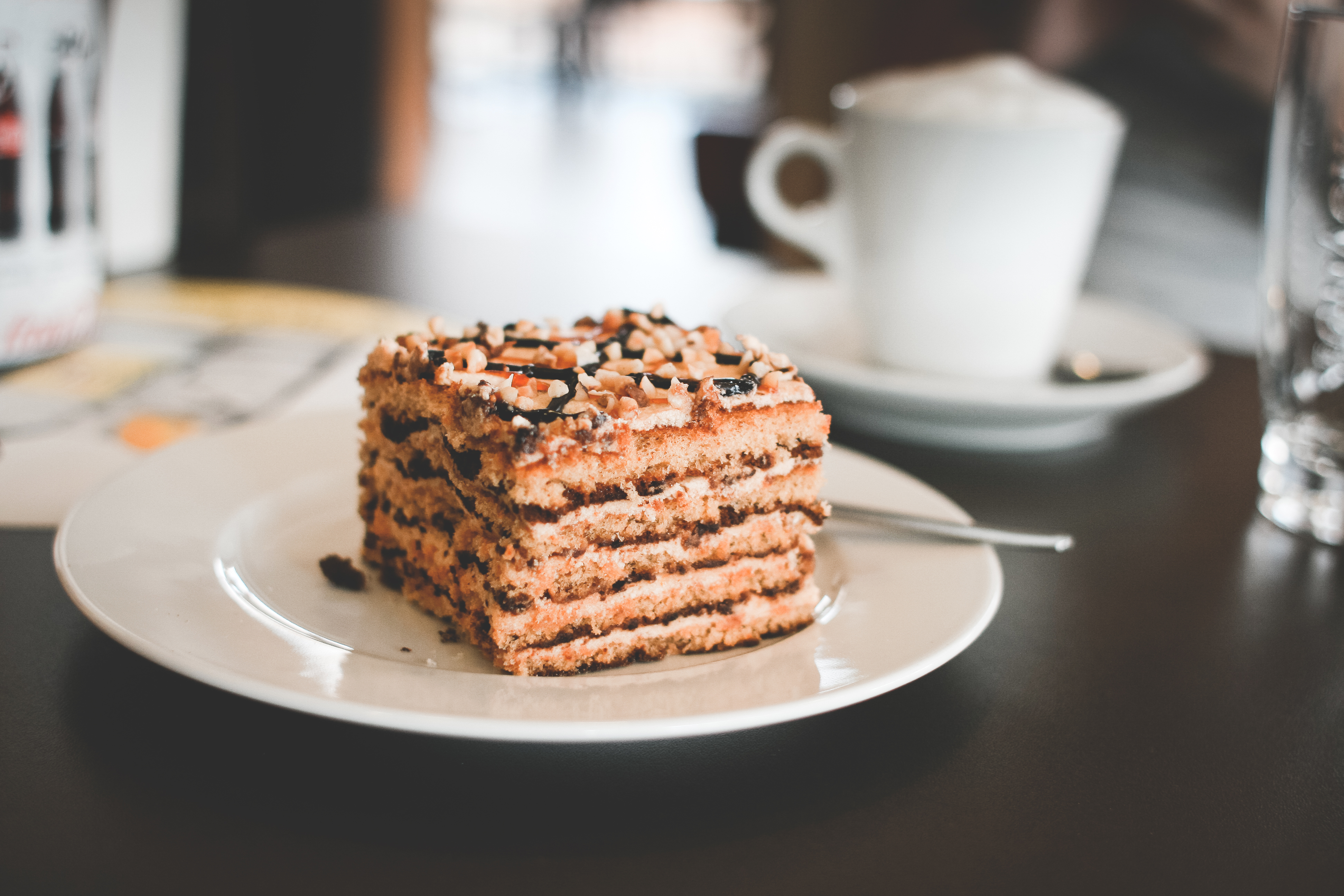 Bizcocho de avellanas con sirope de café